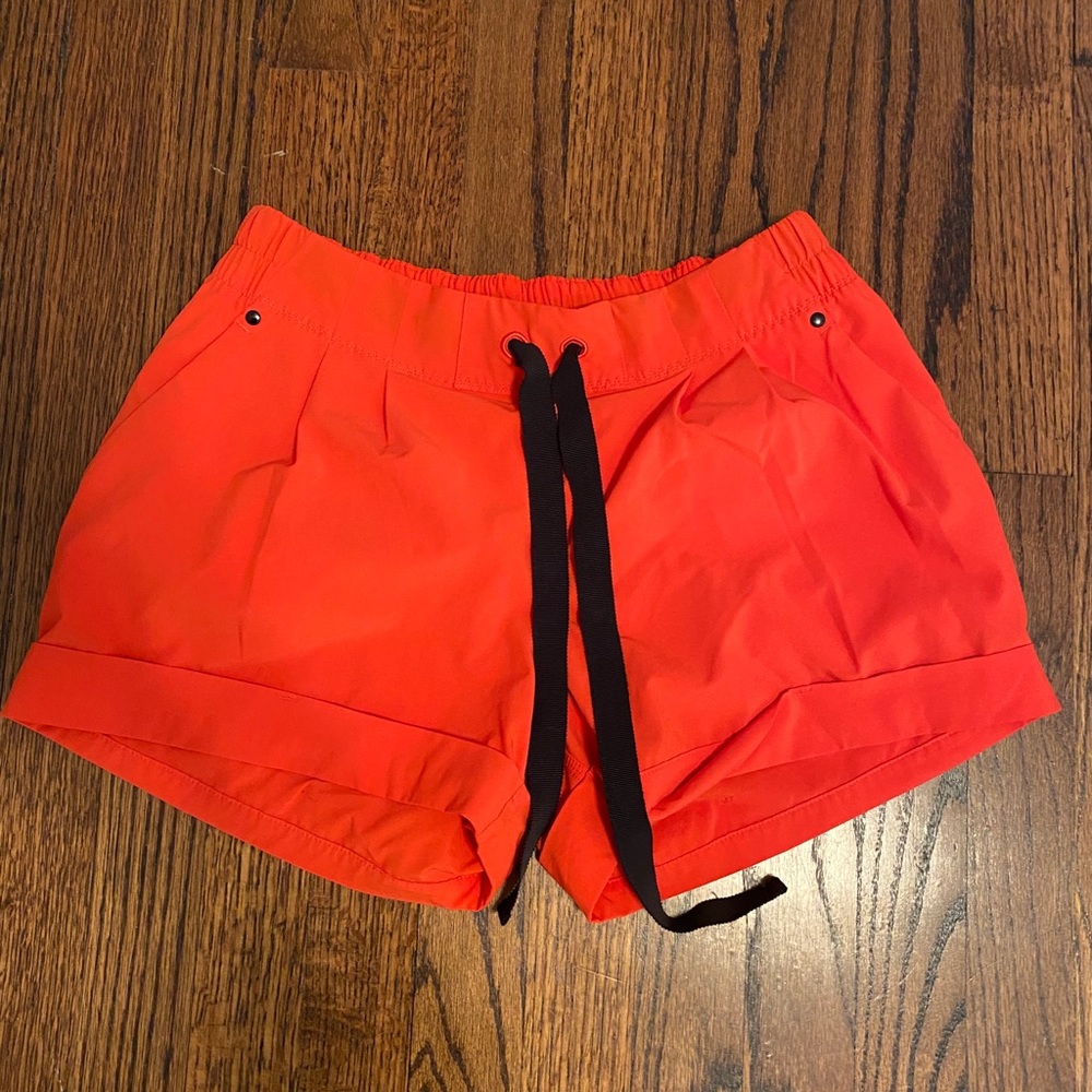 Lululemon Spring Break Away short - size 8